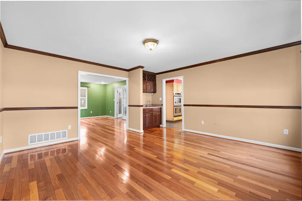 8 Clayton Dr Ocean View, NJ 08230