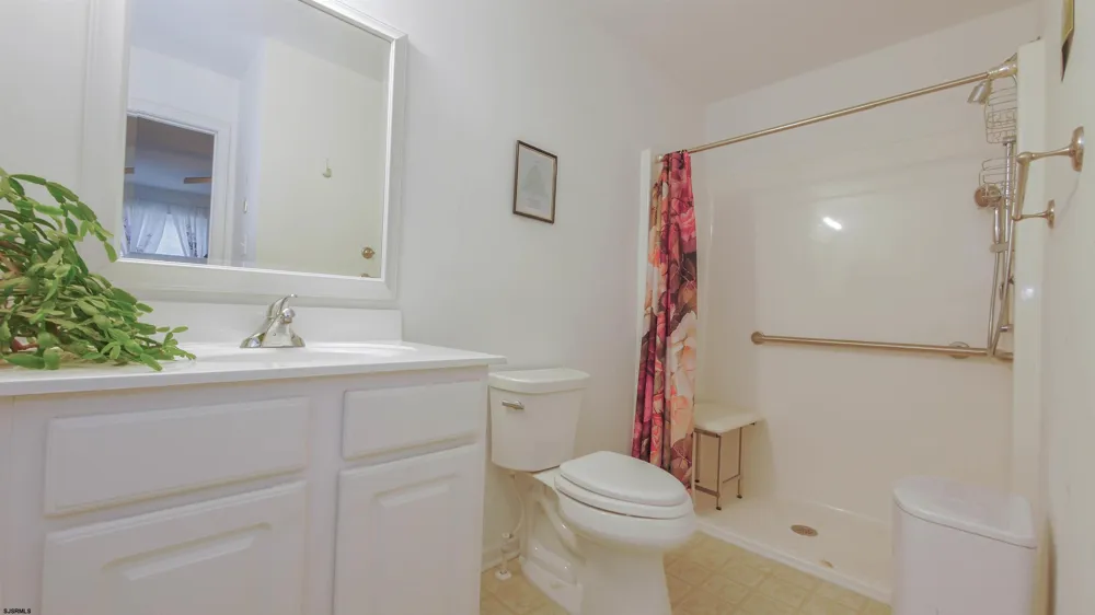 15 W Bolton Ave Absecon, NJ 08201