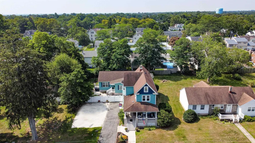 15 W Bolton Ave Absecon, NJ 08201