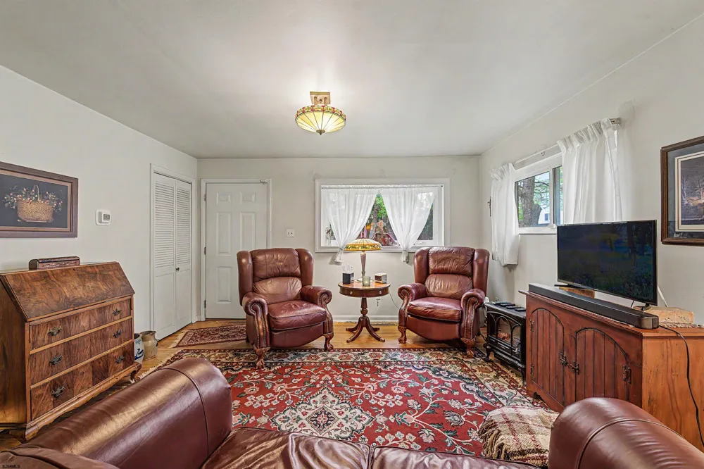 212 Dobson Ln Cherry Hill, NJ 08003
