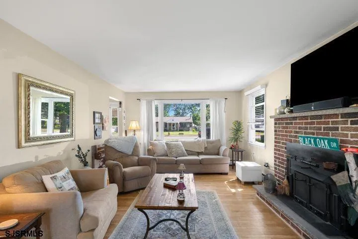 22 Black Oak Dr Upper Township, NJ 08230