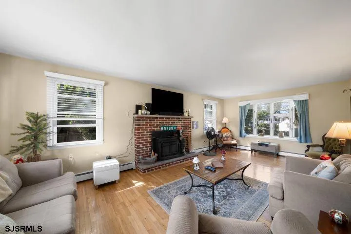 22 Black Oak Dr Upper Township, NJ 08230