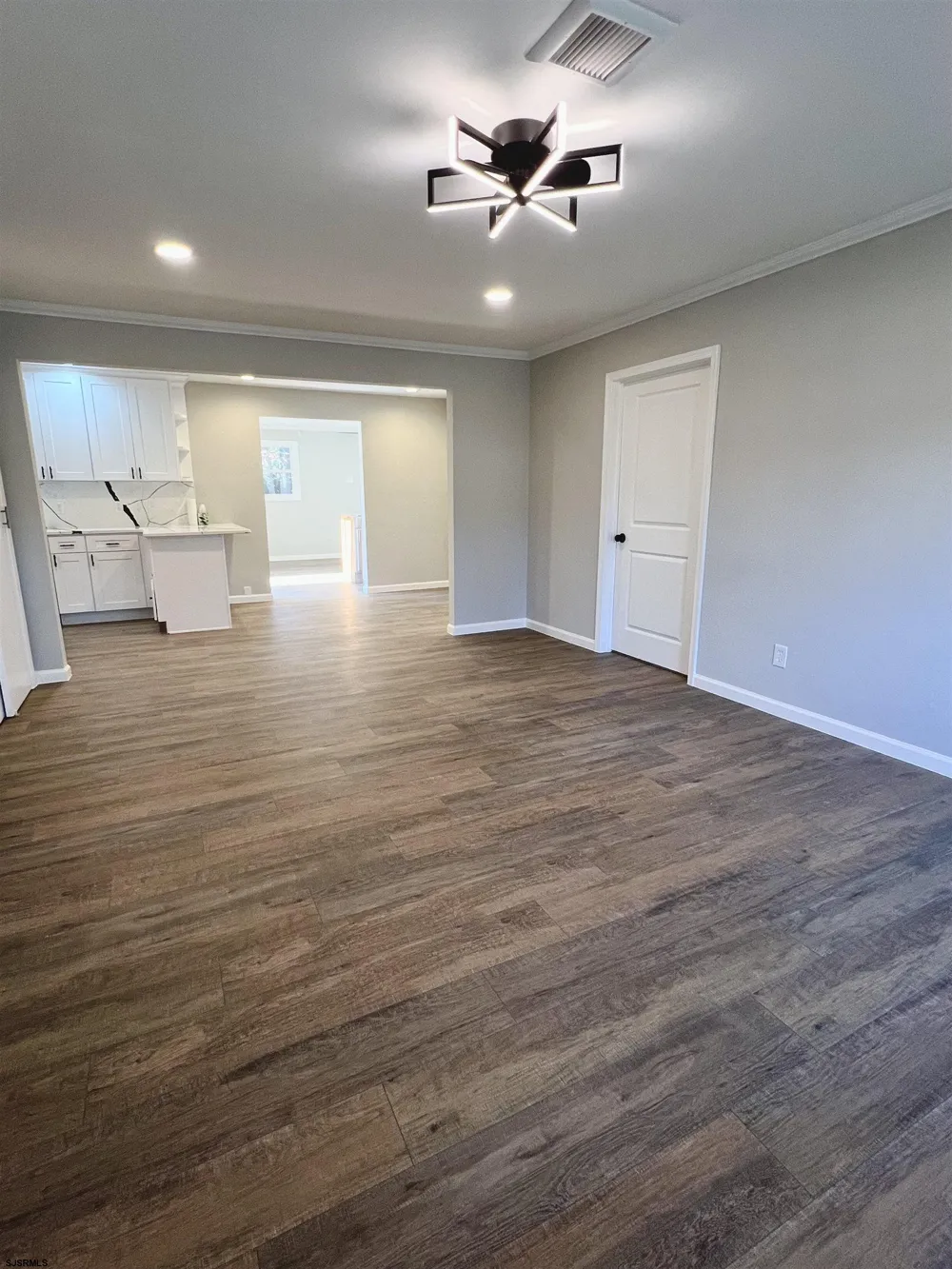 10 Franklin Dr Somers Point, NJ 08244