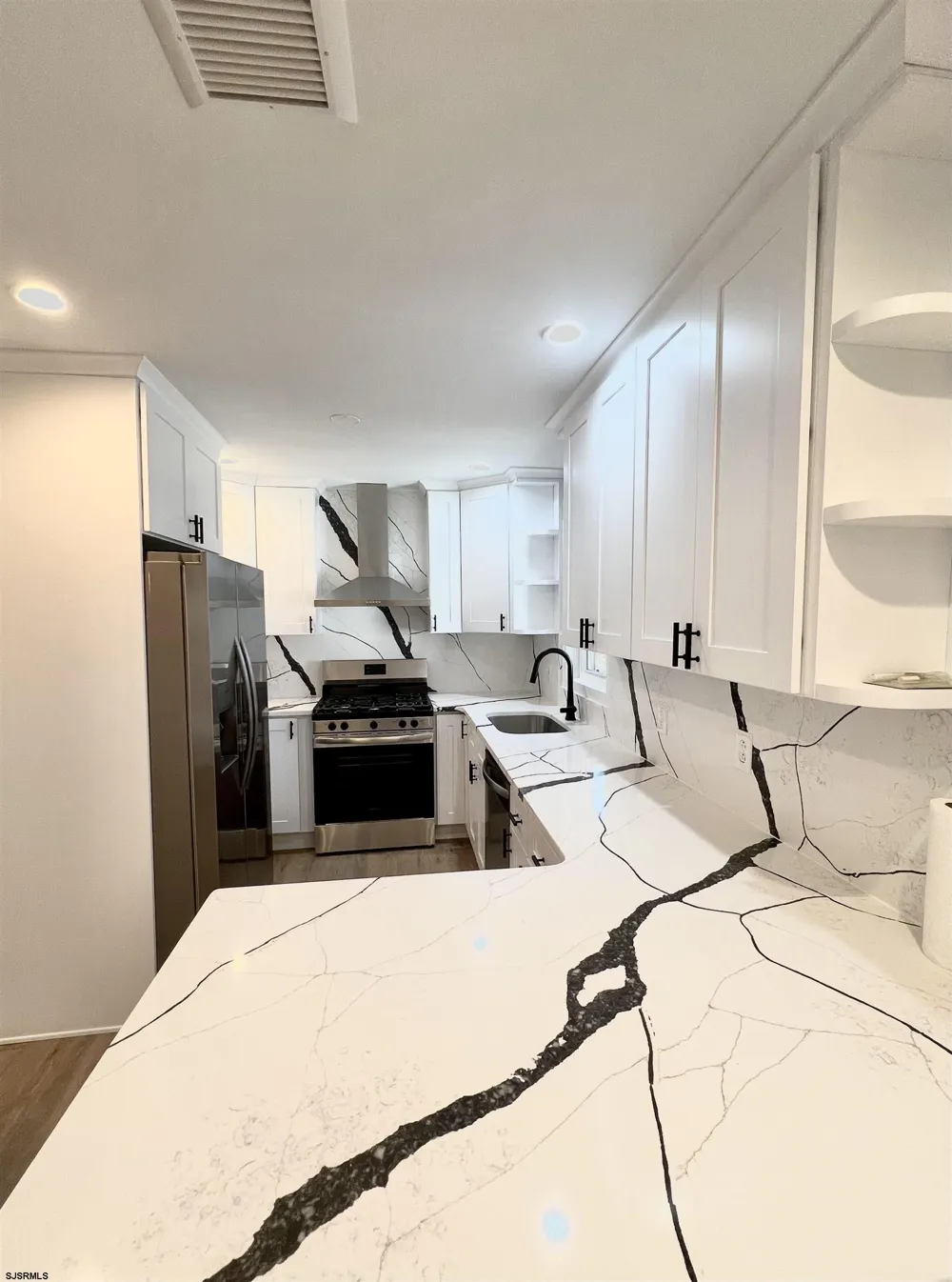 10 Franklin Dr Somers Point, NJ 08244