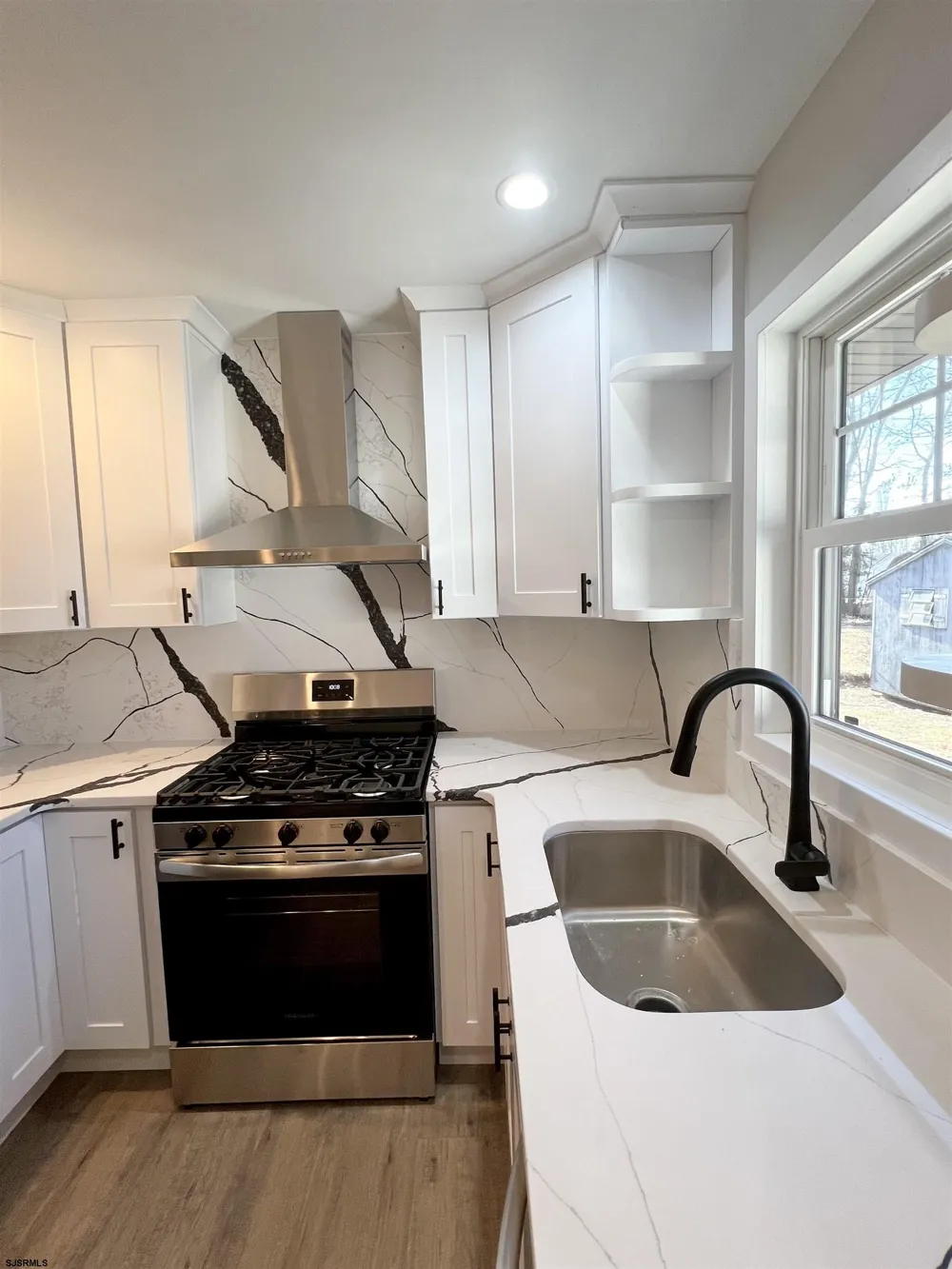 10 Franklin Dr Somers Point, NJ 08244