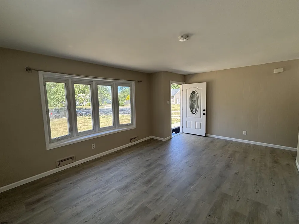 11 Oxford Dr Somers Point, NJ 08244