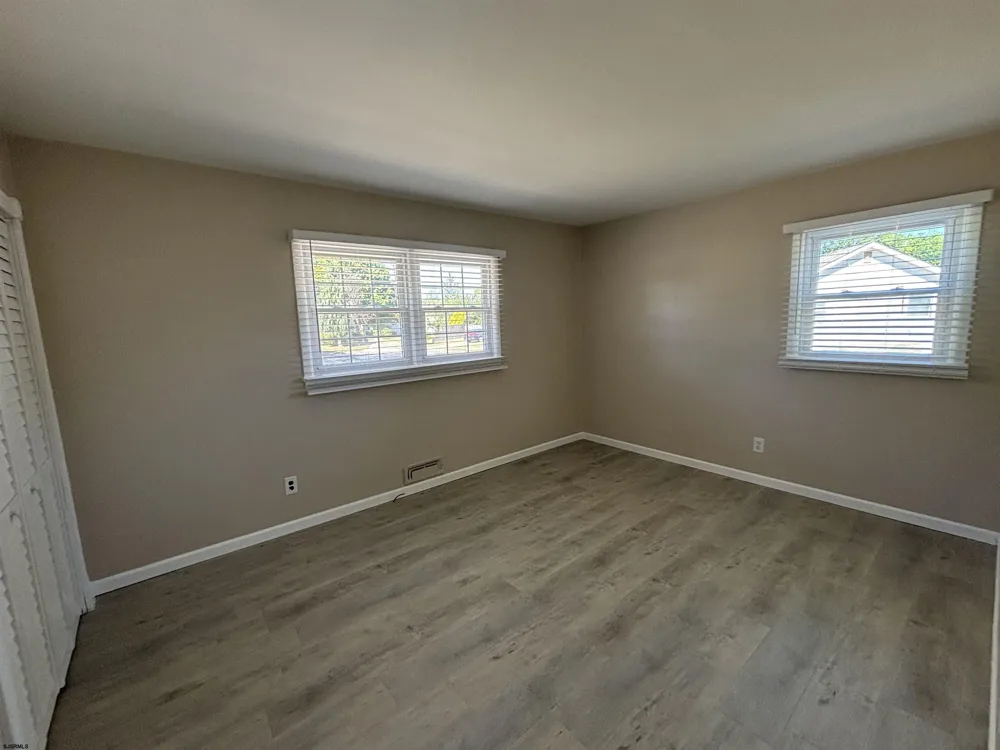 11 Oxford Dr Somers Point, NJ 08244