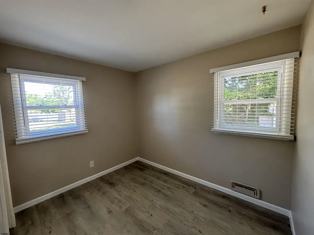 11 Oxford Dr Somers Point, NJ 08244