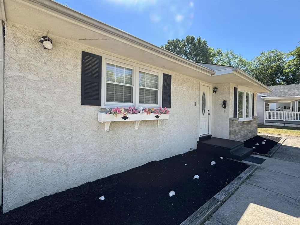 11 Oxford Dr Somers Point, NJ 08244