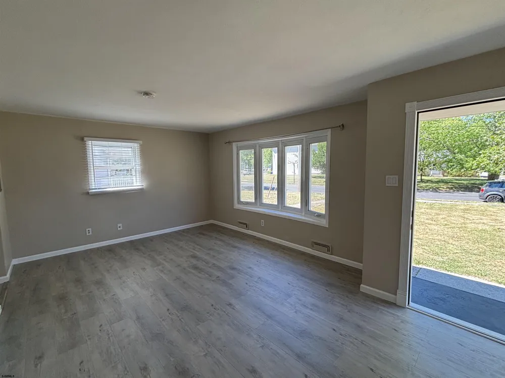 11 Oxford Dr Somers Point, NJ 08244
