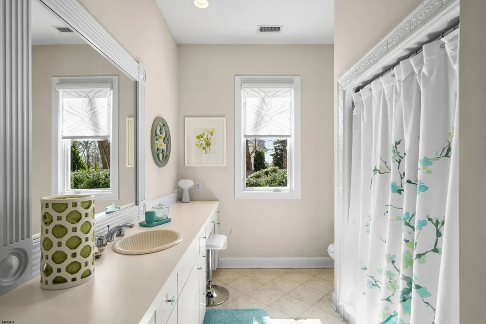 14 Caledonia Dr Seaville, NJ 08230