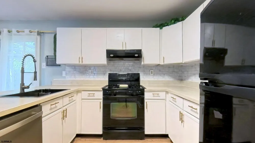 10 Cedar Ct Somers Point, NJ 08244