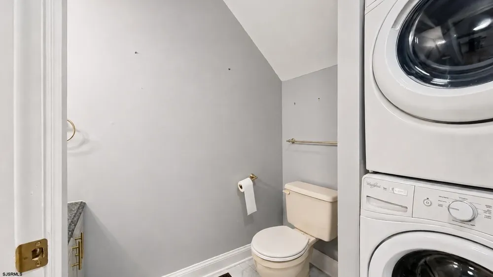 10 Cedar Ct Somers Point, NJ 08244