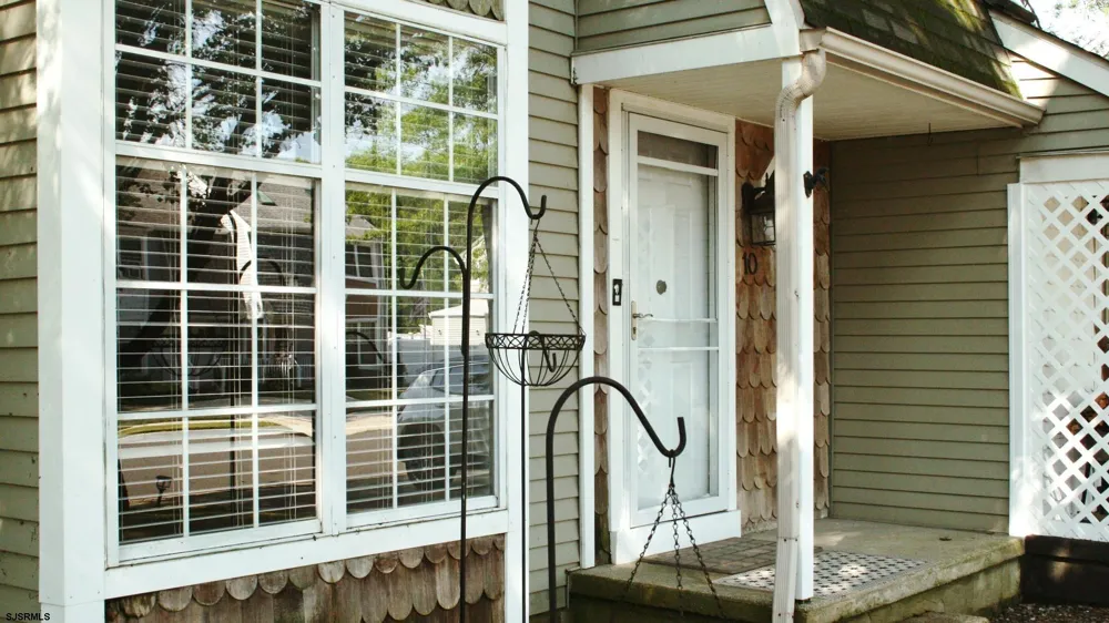 10 Cedar Ct Somers Point, NJ 08244