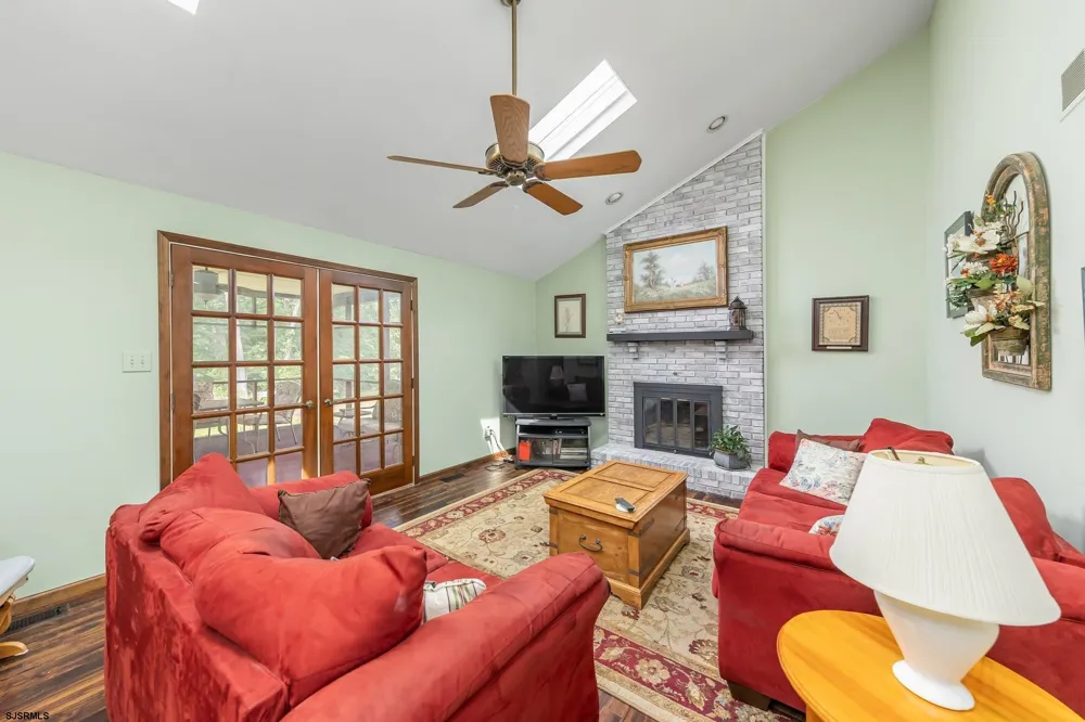 75 LAKESHORE Dr Hammonton, NJ 08037