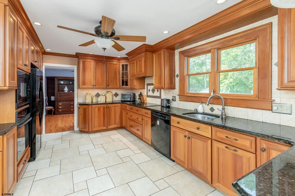 75 LAKESHORE Dr Hammonton, NJ 08037