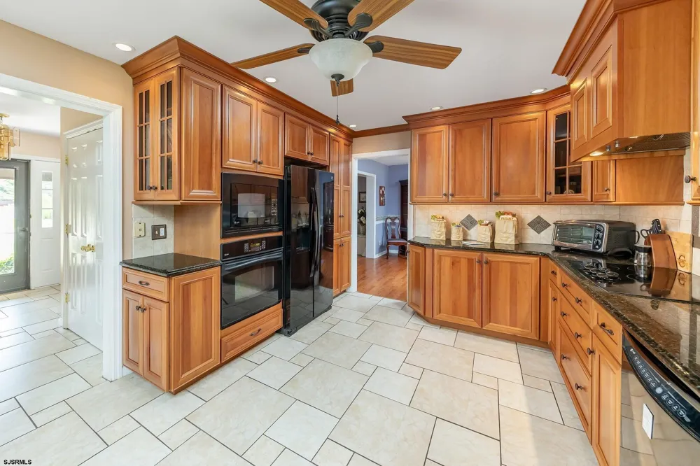 75 LAKESHORE Dr Hammonton, NJ 08037