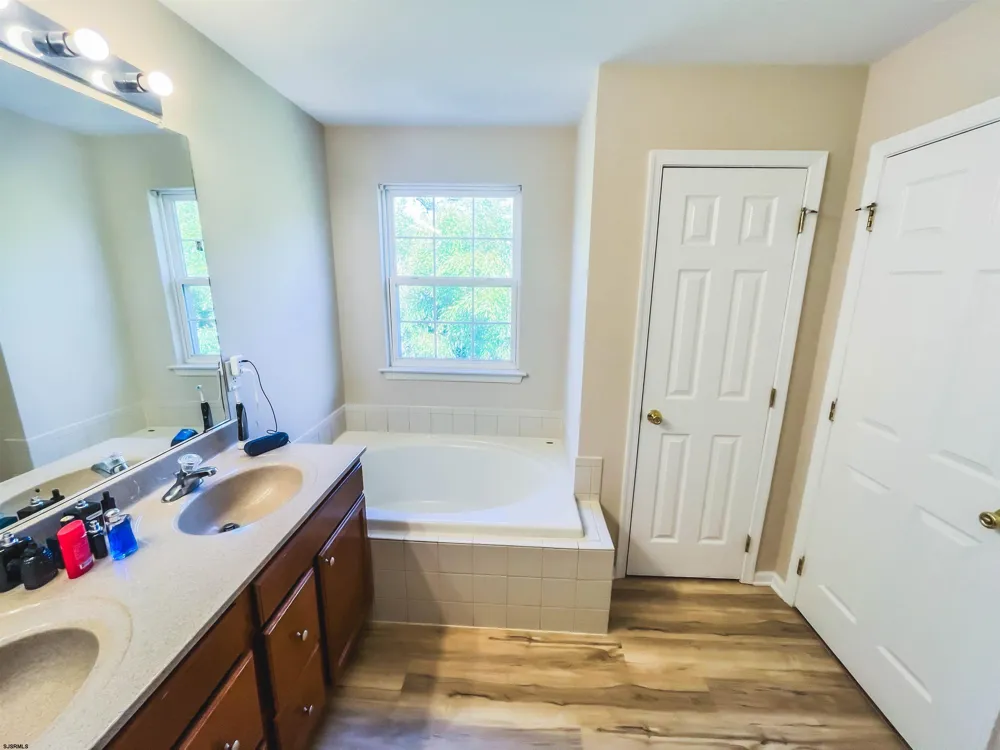 40 Meadow Cir Hamilton Township, NJ 08330