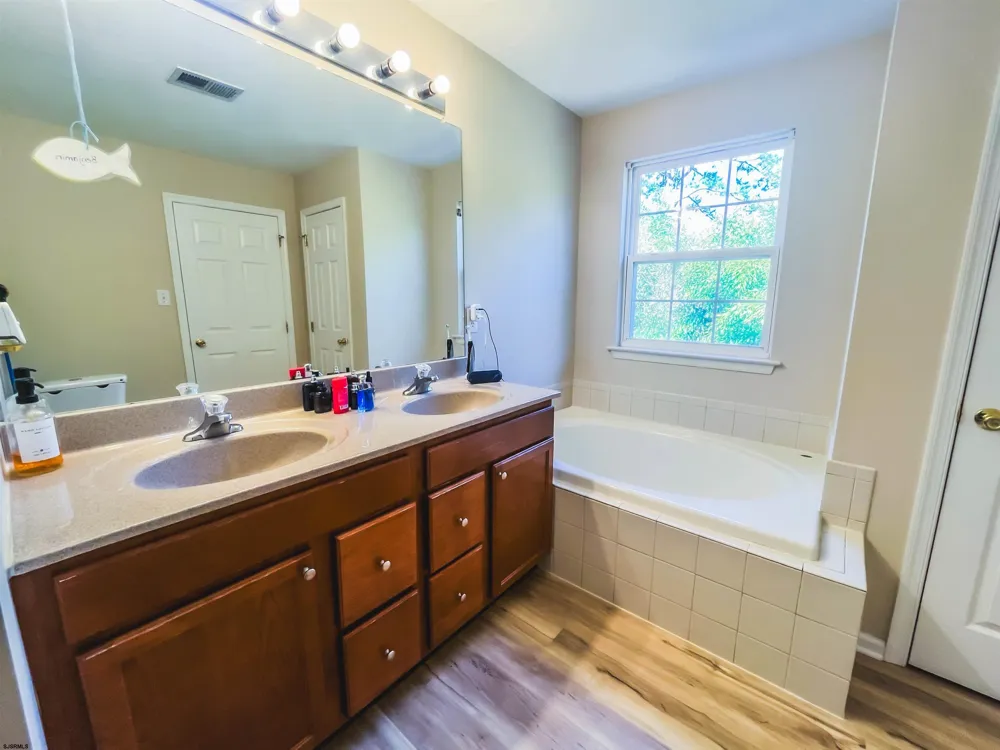 40 Meadow Cir Hamilton Township, NJ 08330