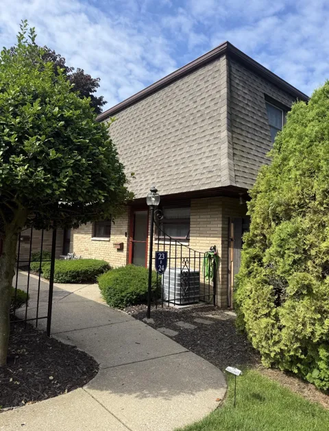 2727 S Lakeshore Drive #F23