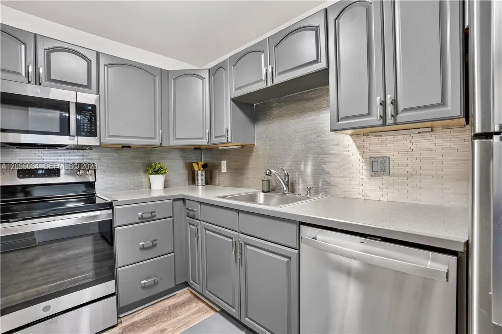 900 Saint Charles Pl #621 Pembroke Pines, FL 33026