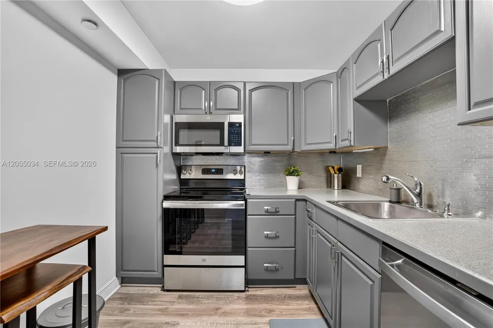 900 Saint Charles Pl #621 Pembroke Pines, FL 33026