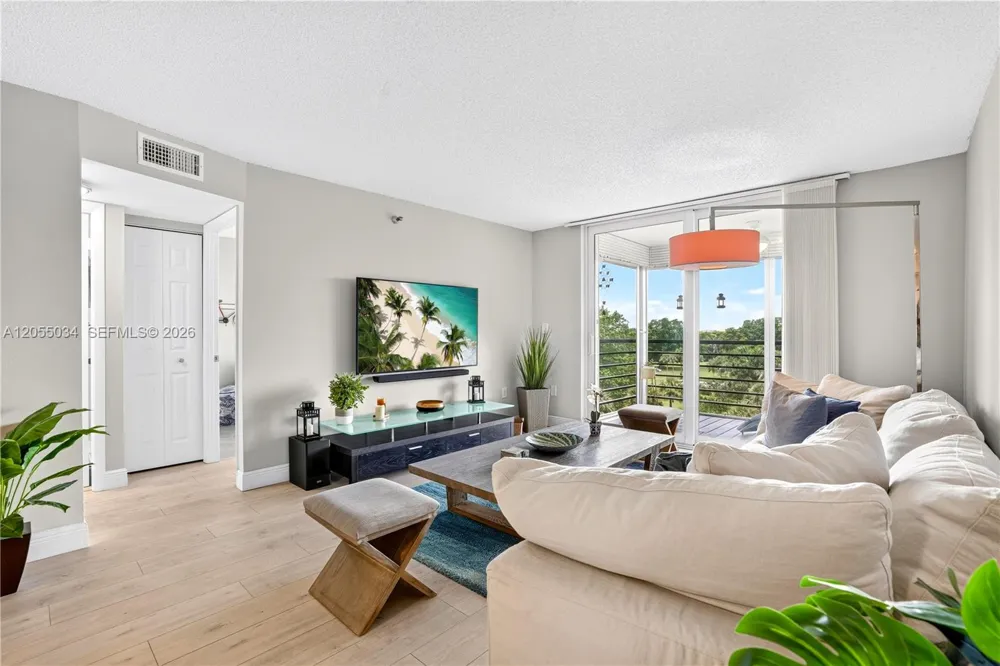 900 Saint Charles Pl #621 Pembroke Pines, FL 33026
