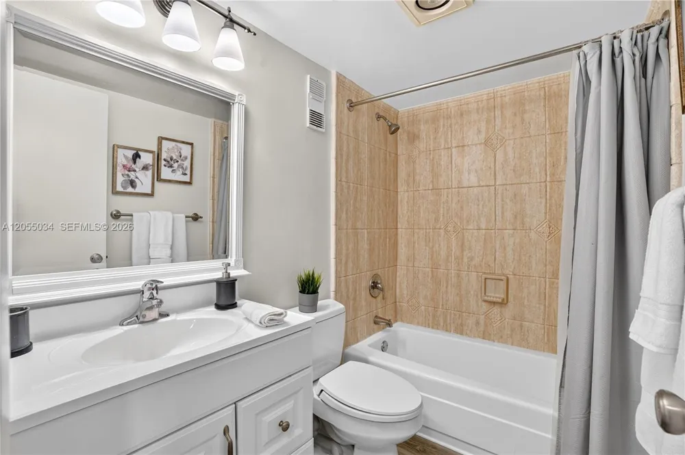 900 Saint Charles Pl #621 Pembroke Pines, FL 33026