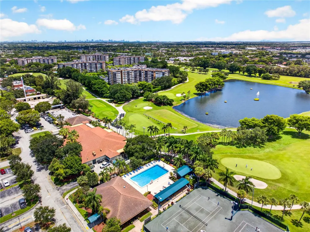 900 Saint Charles Pl #621 Pembroke Pines, FL 33026