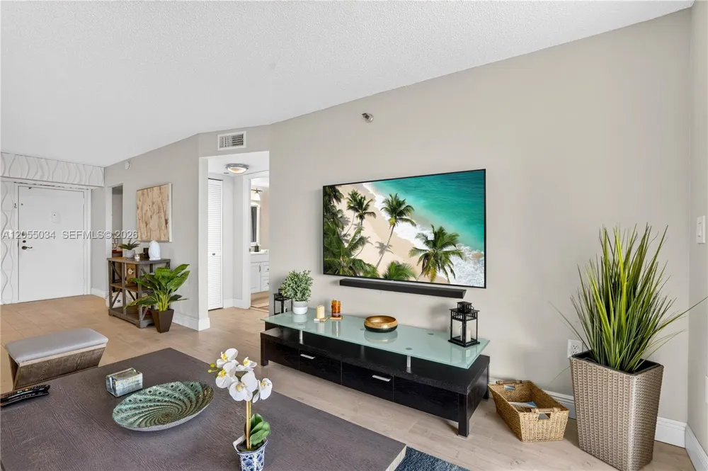 900 Saint Charles Pl #621 Pembroke Pines, FL 33026