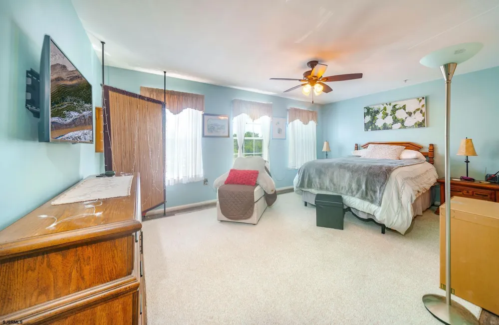 27 Bayside Dr Somers Point, NJ 08244