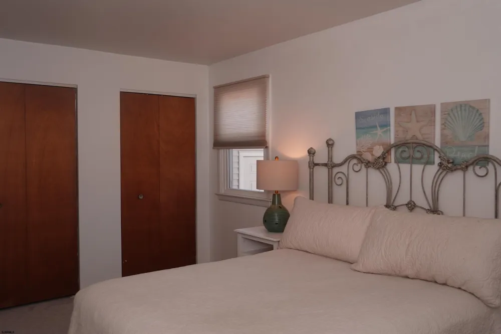453 Berkshire Dr Ventnor, NJ 08406