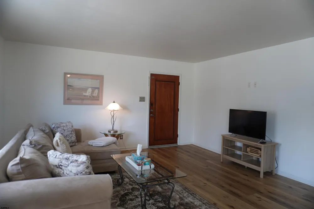 453 Berkshire Dr Ventnor, NJ 08406