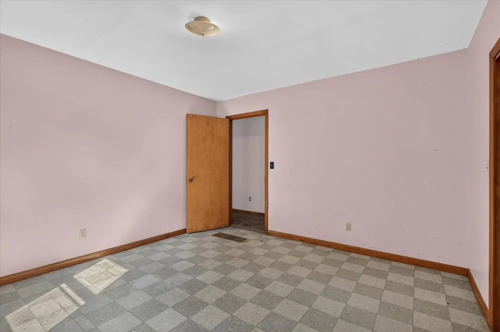 2610 S Shore Drive Crystal, MI 48818