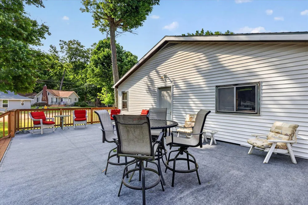 2610 S Shore Drive Crystal, MI 48818