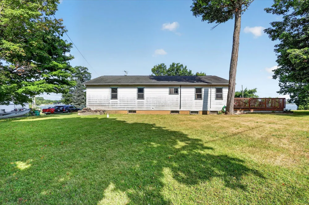 2610 S Shore Drive Crystal, MI 48818