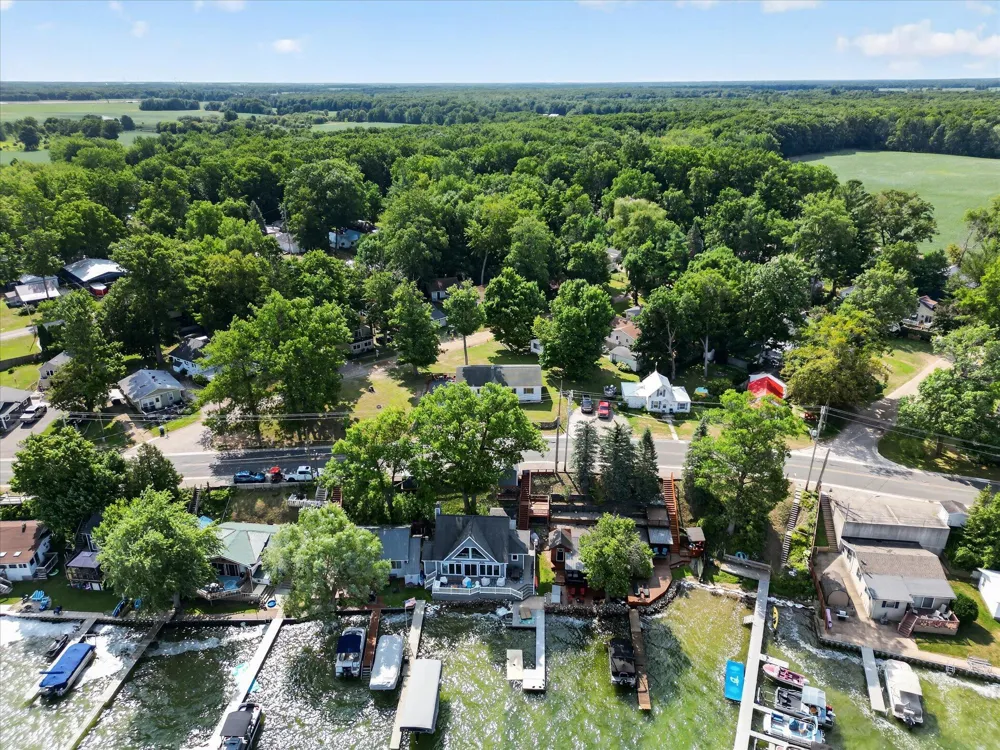 2610 S Shore Drive Crystal, MI 48818