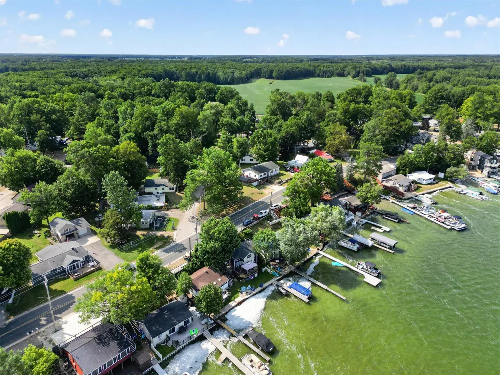 2610 S Shore Drive Crystal, MI 48818
