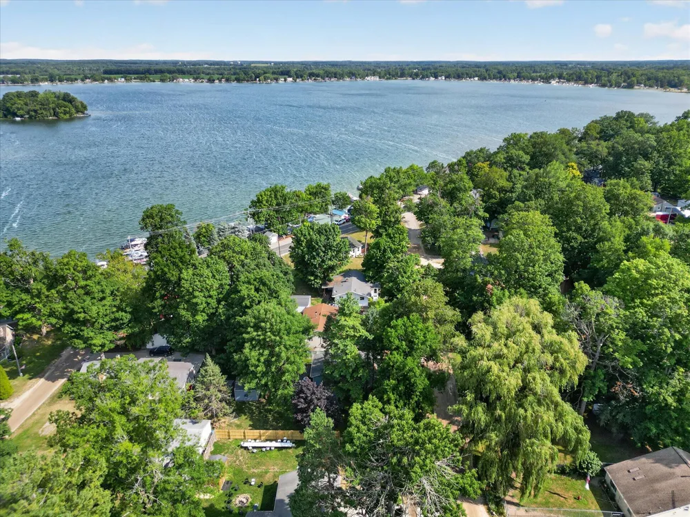 2610 S Shore Drive Crystal, MI 48818
