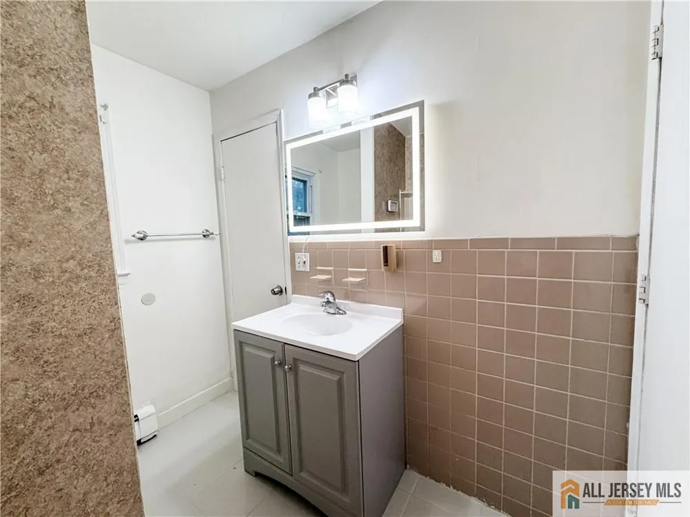 742 Grove Avenue Edison, NJ 08820