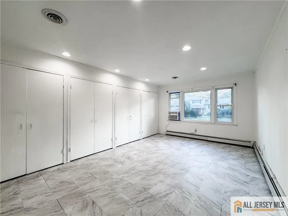 742 Grove Avenue Edison, NJ 08820