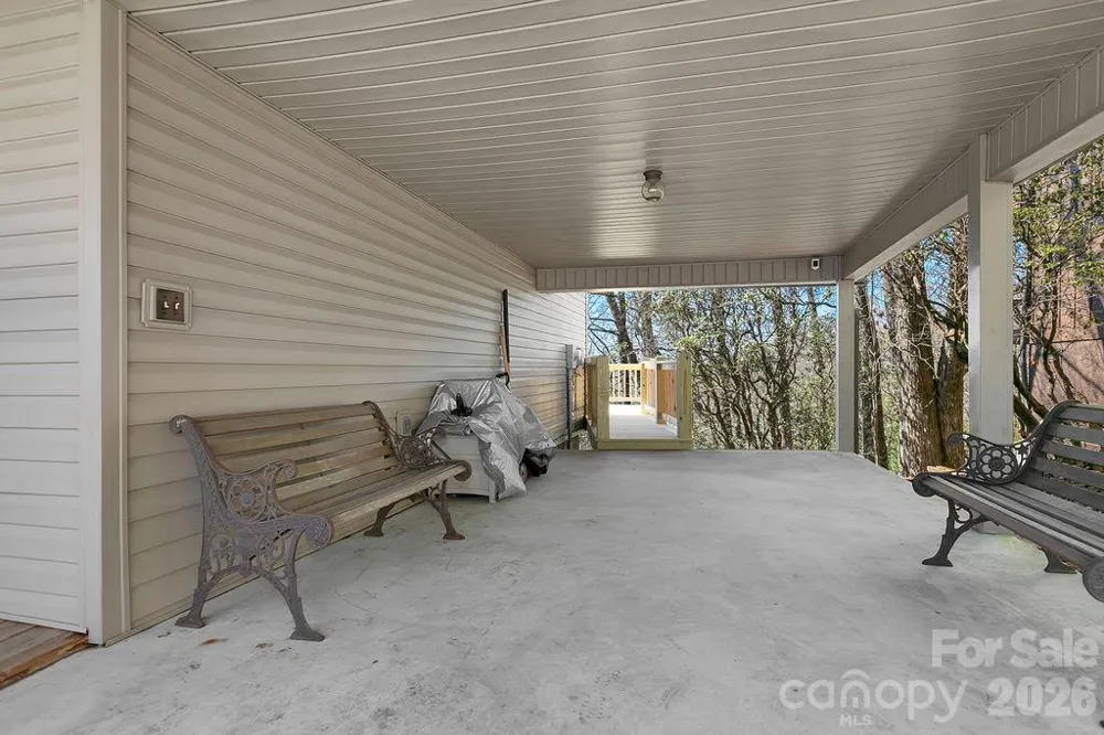 416 Kanasgowa Drive Brevard, NC 28712