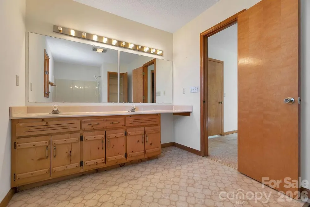 416 Kanasgowa Drive Brevard, NC 28712