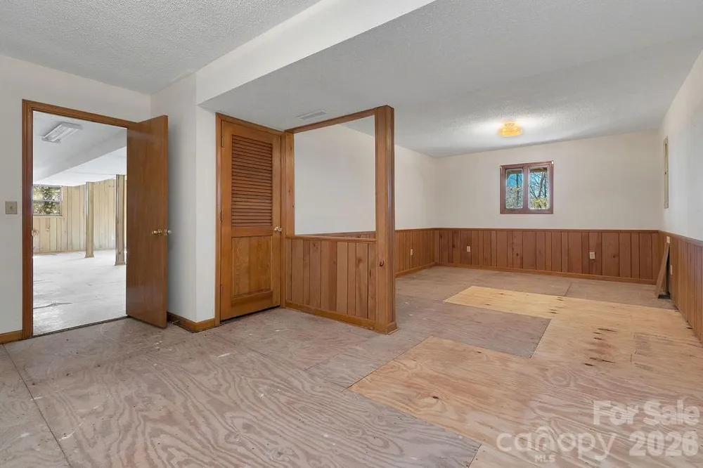 416 Kanasgowa Drive Brevard, NC 28712