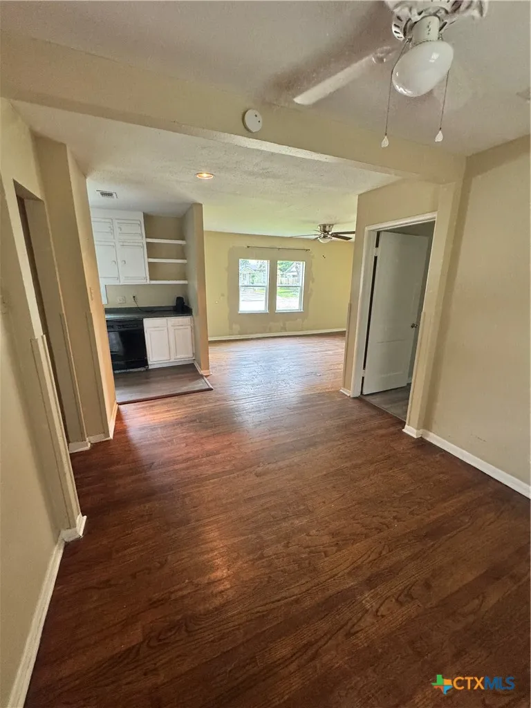 1401 E Mimosa Avenue Victoria, TX 77901