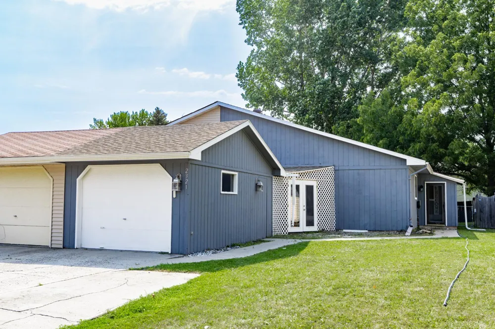 2321 Country Club Parkway Moorhead, MN 56560