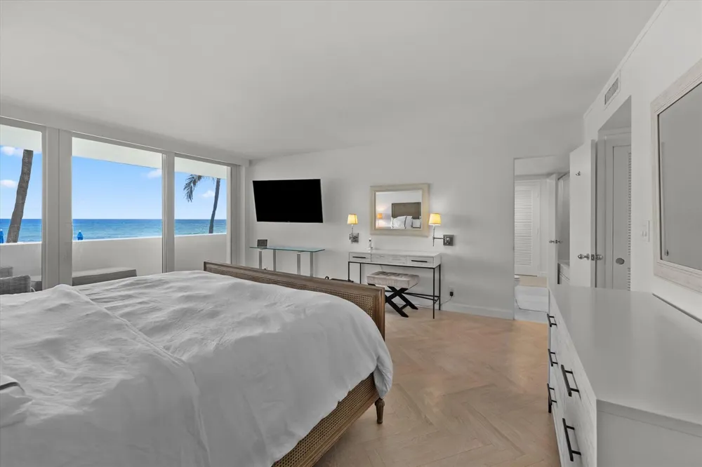 100 Sunrise Avenue #212 Palm Beach, FL 33480
