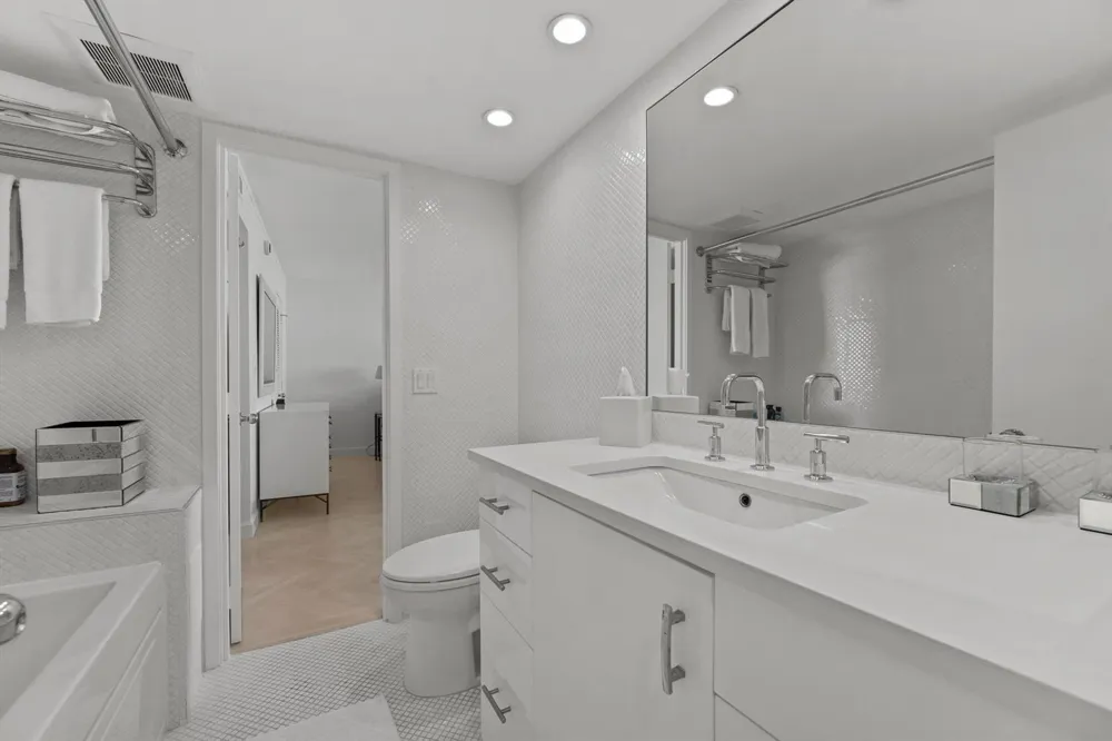 100 Sunrise Avenue #212 Palm Beach, FL 33480