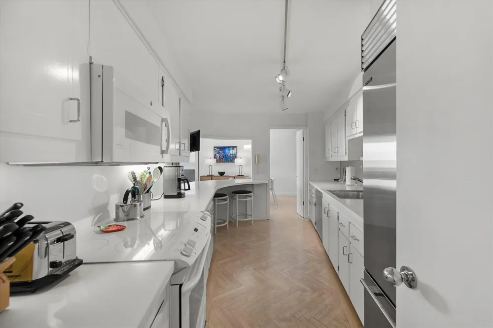 100 Sunrise Avenue #212 Palm Beach, FL 33480
