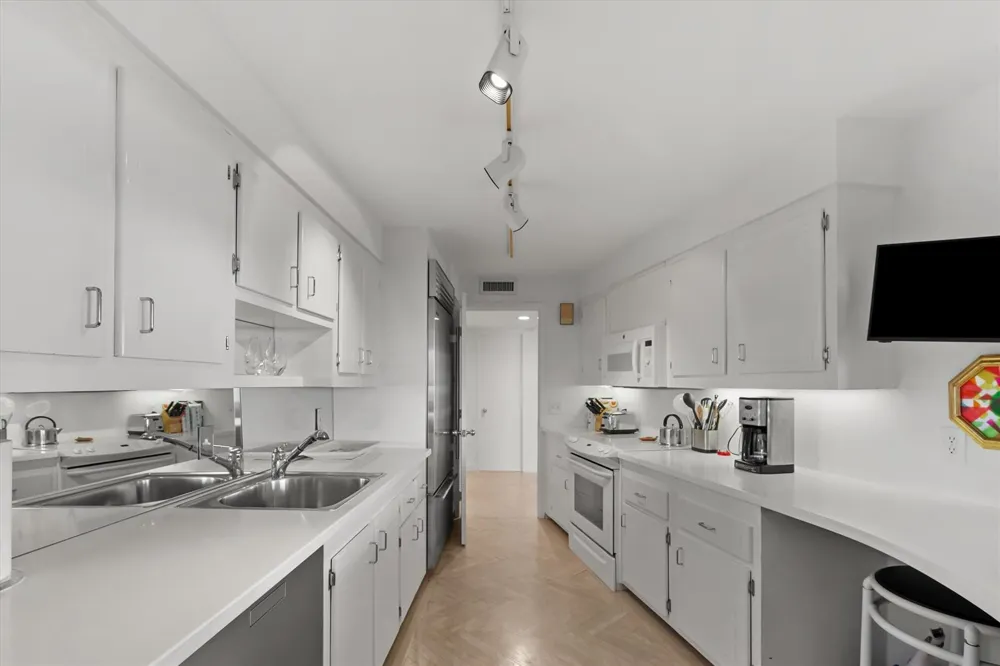 100 Sunrise Avenue #212 Palm Beach, FL 33480